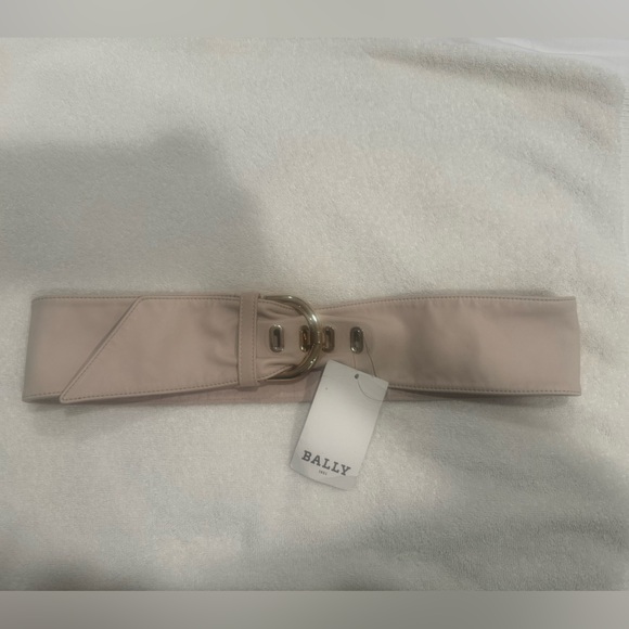 NWT Bally wide cream leather belt with gold hardware. Size 95 - Picture 2 of 3